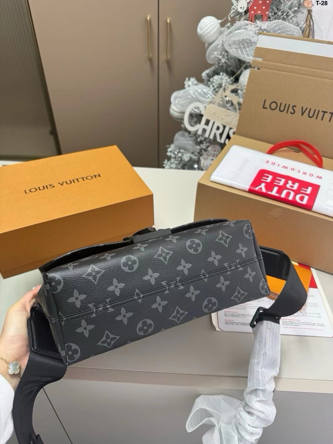 LOUIS VUITTON- Men’s Taurillon bag