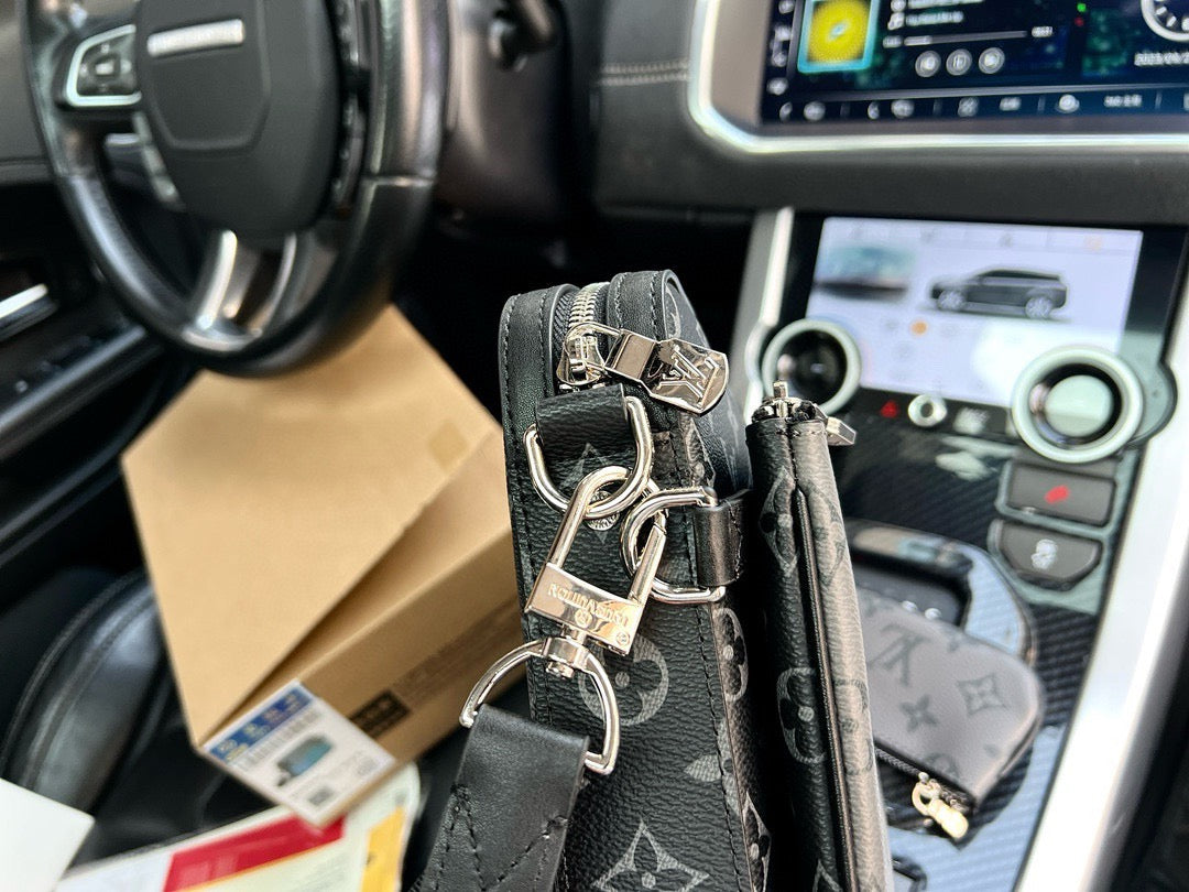 LOUIS VUITTON - Men’s Monogram Eclipse Reverse bag