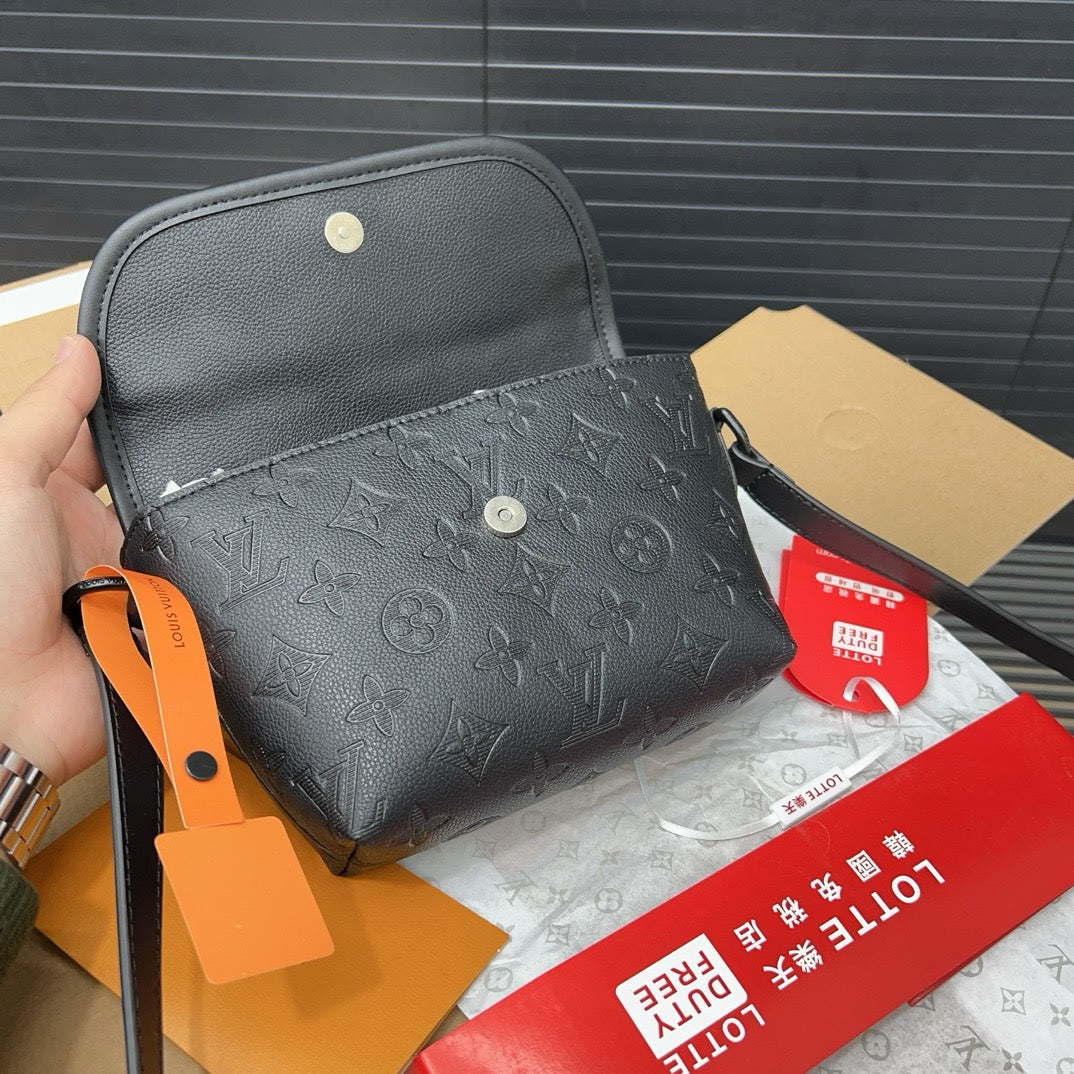 LOUIS VUITTON- Men’s Pulse bag