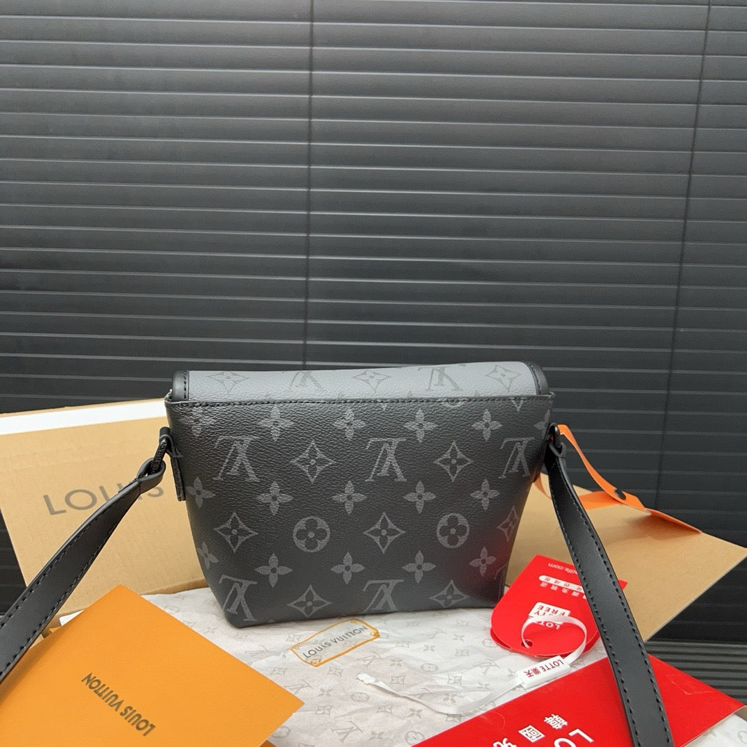 LOUIS VUITTON- Men’s Pulse bag