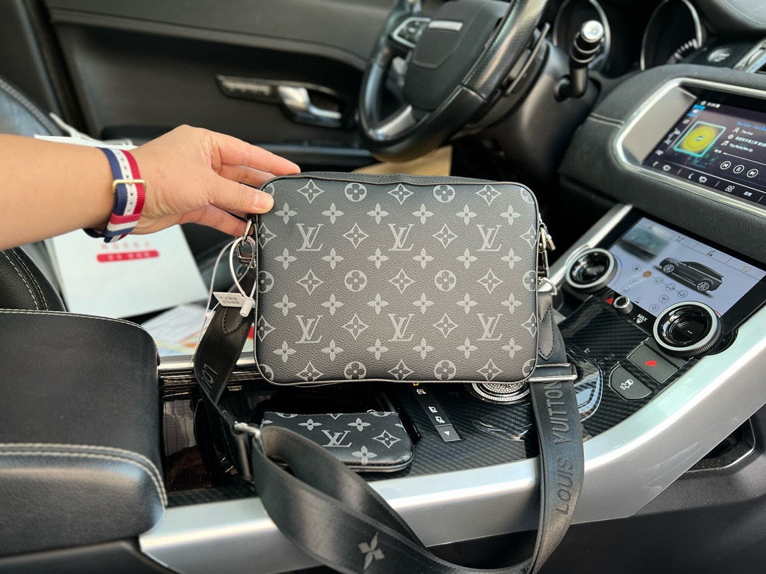 LOUIS VUITTON - Men’s Monogram Eclipse Reverse bag