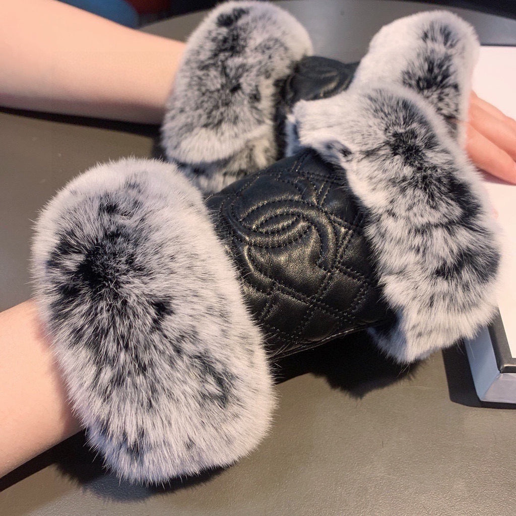 CHANEL - Fur gloves