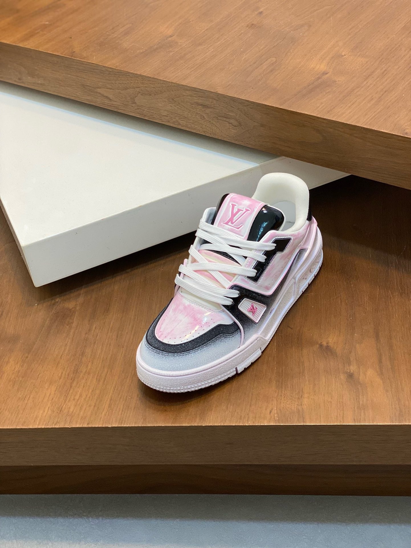 LOUIS VUITTON- Unisex sneakers