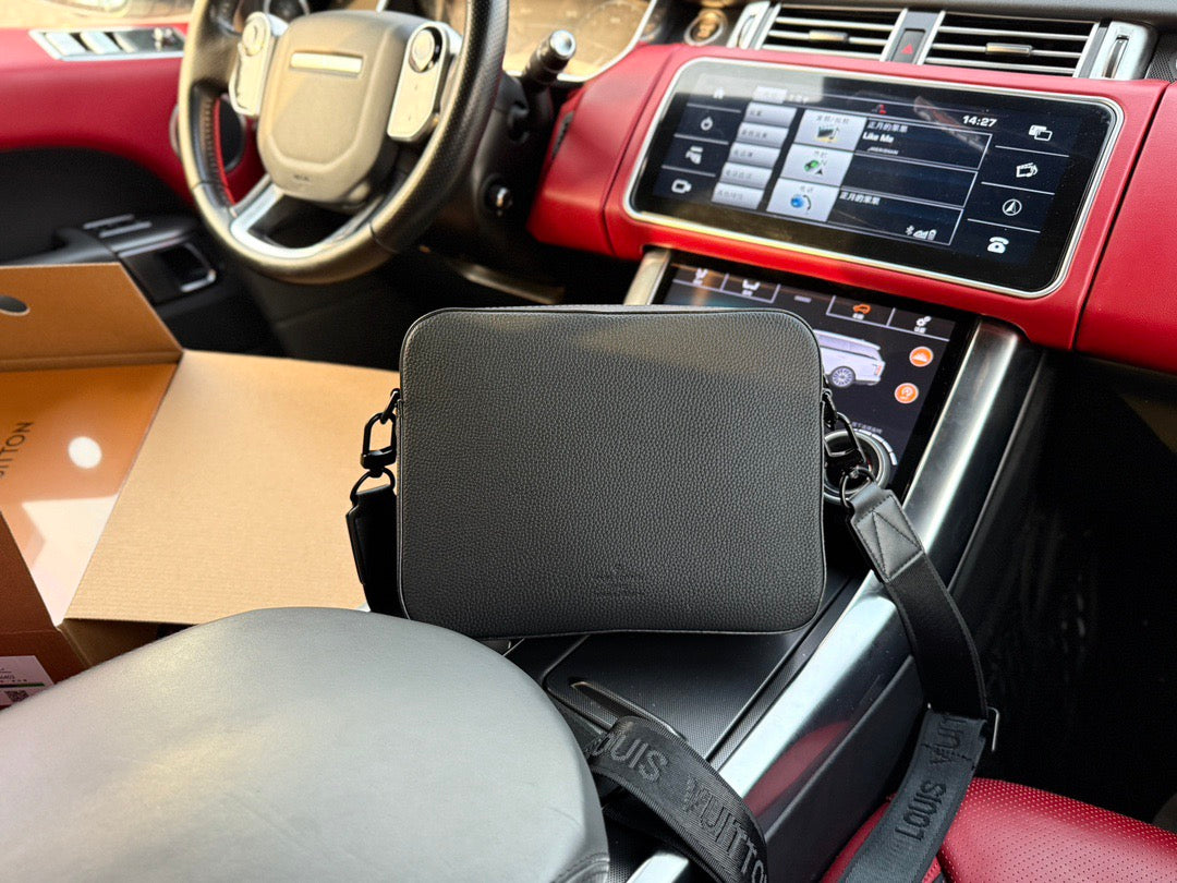 LOUIS VUITTON - Men’s Fastline bag