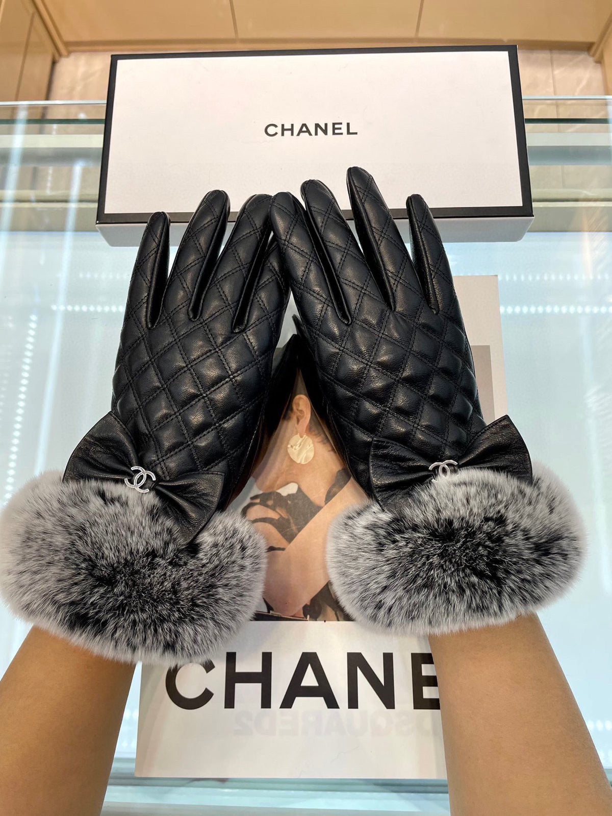 CHANEL - Fur gloves