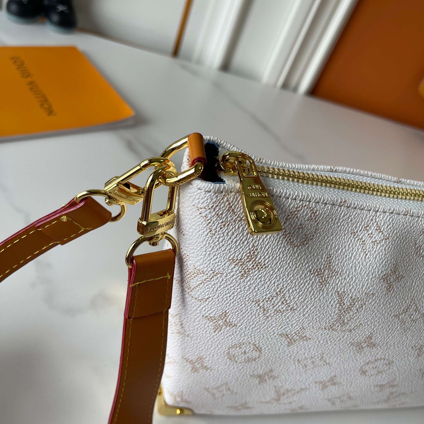 LOUIS VUITTON- Hills Chette