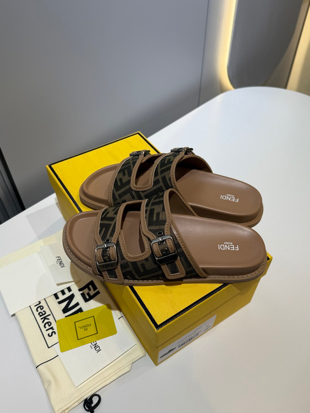 FENDI - Unisex Feel Sandals