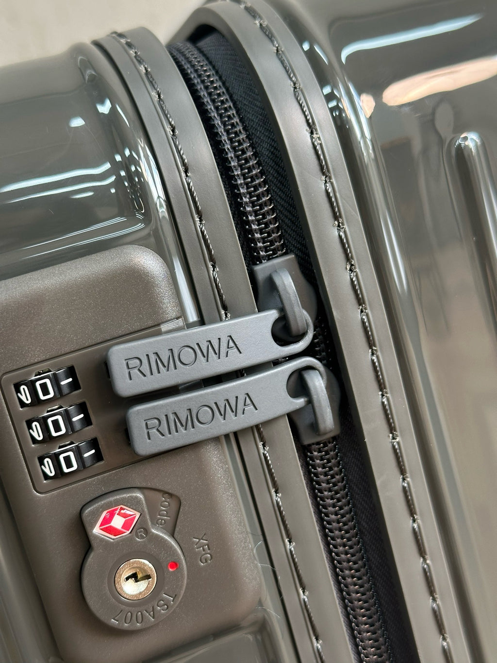 RIMOWA - ESSENTIAL SLEEVE
Cabin