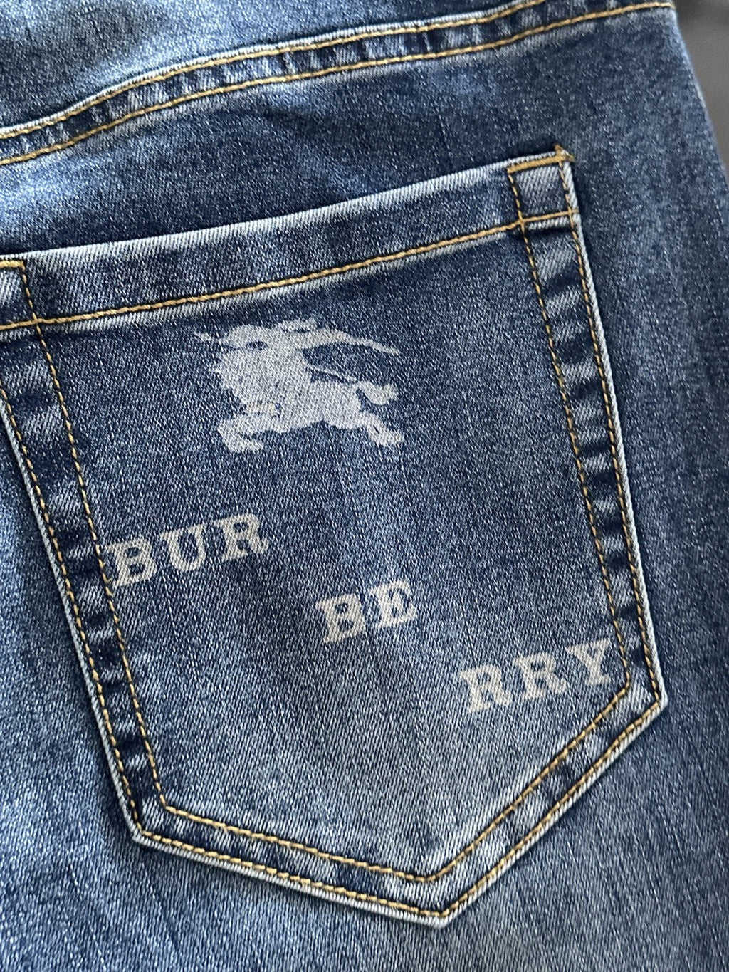 BURBERRY - Jeans
