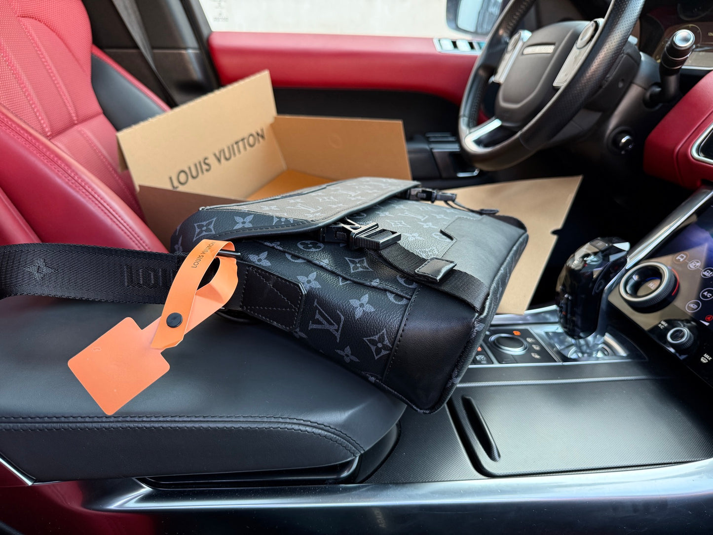 LOUIS VUITTON- Men’s Messenger voyager bag