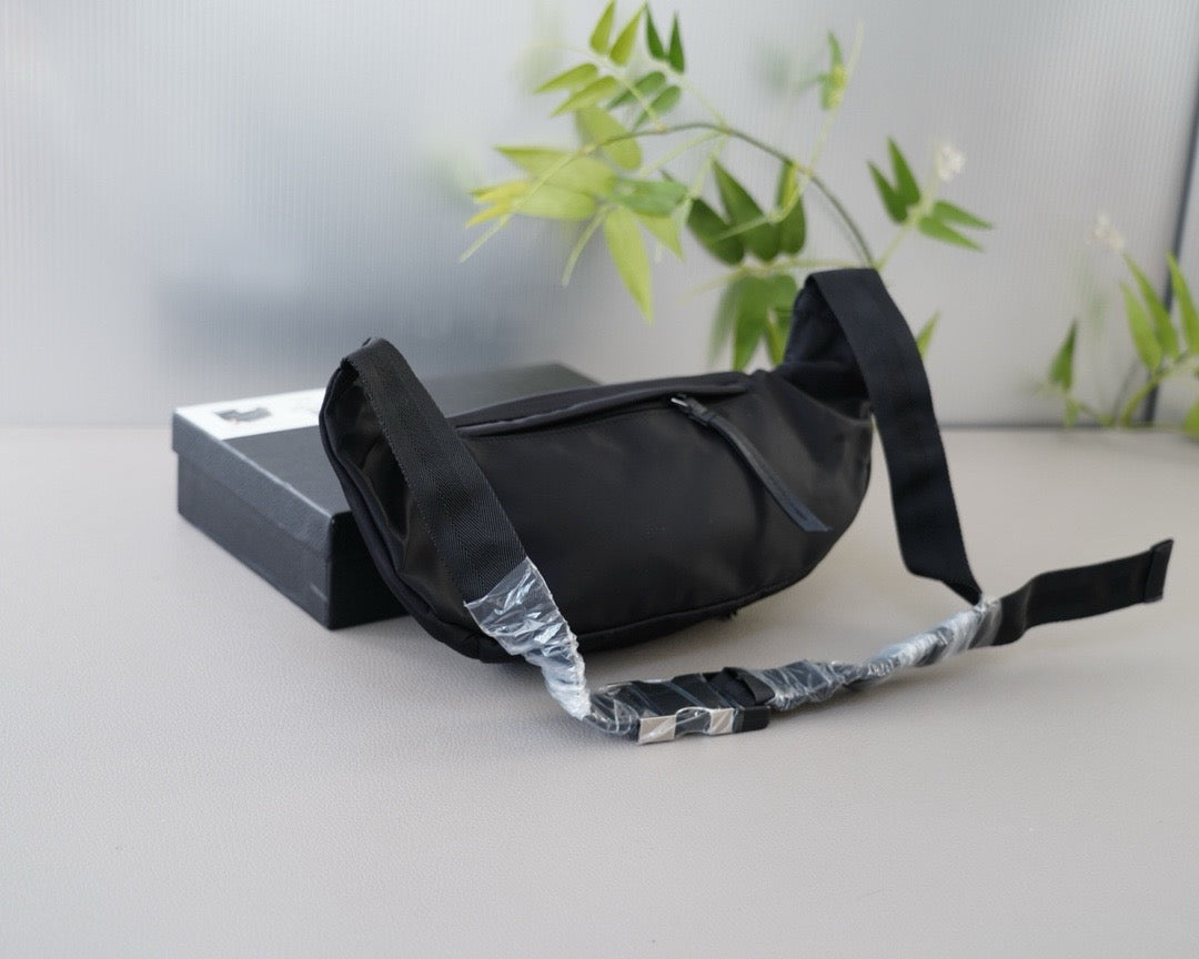 PRADA - Belt bag