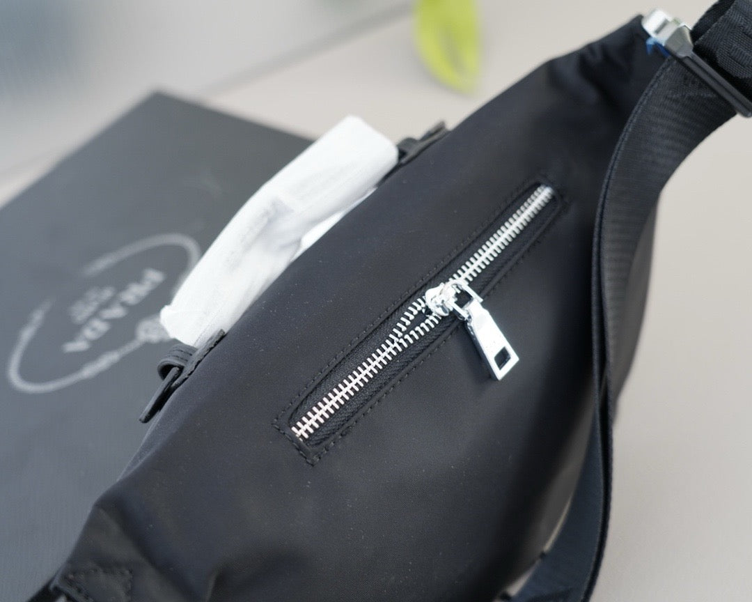PRADA - Belt bag