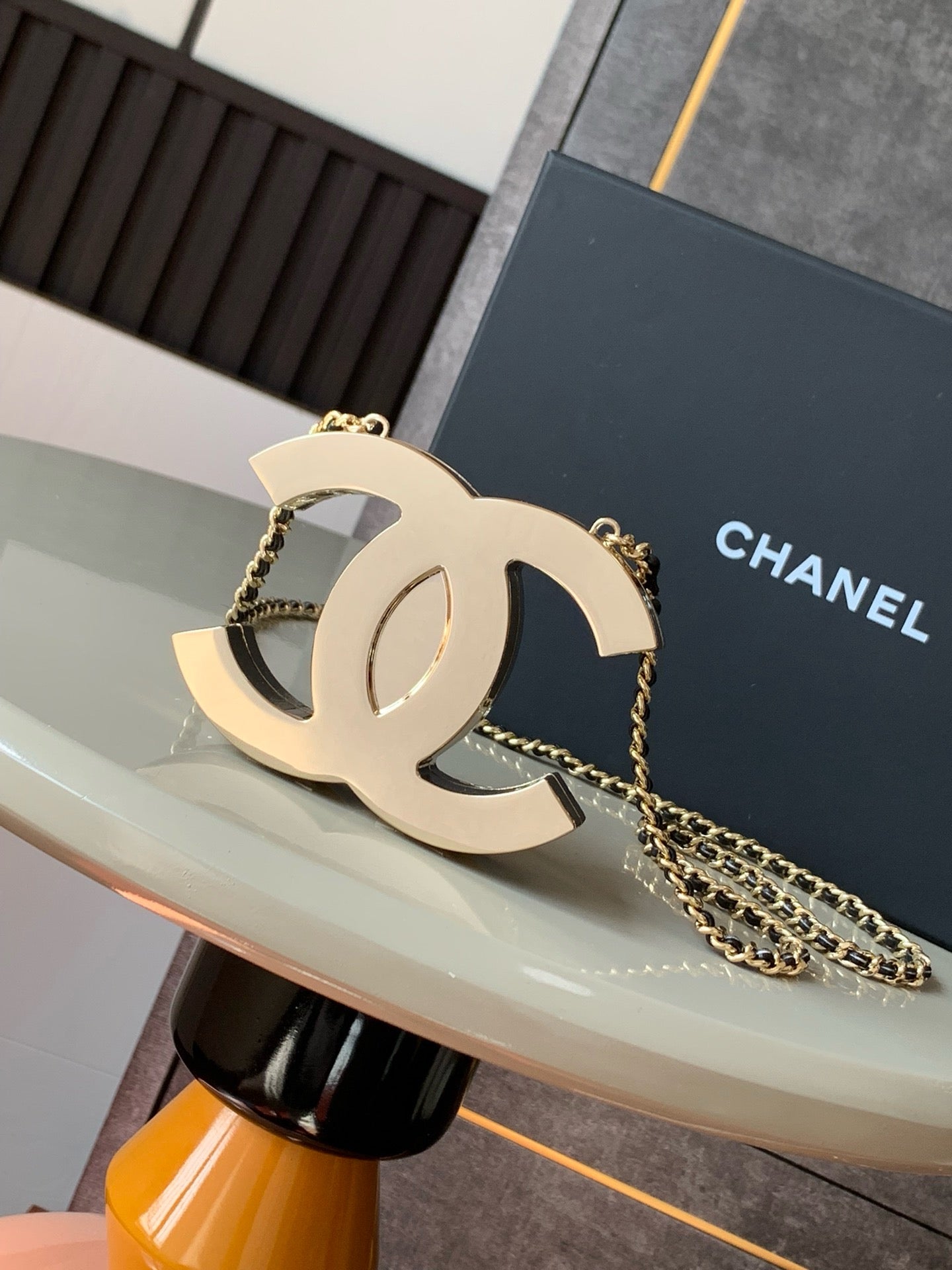 CHANEL - Cruise  2025 CC‑logo minaudière