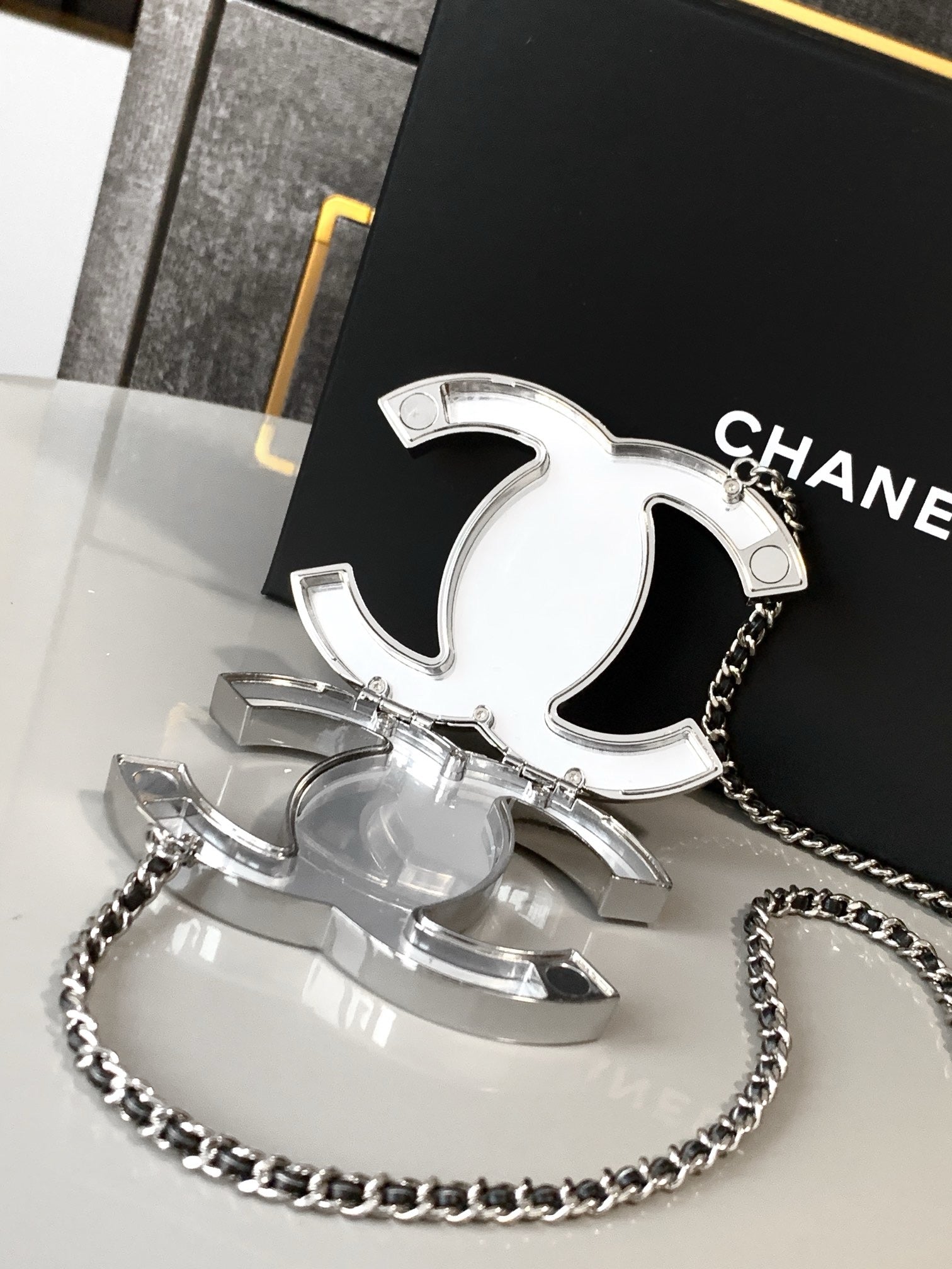 CHANEL - Cruise  2025 CC‑logo minaudière