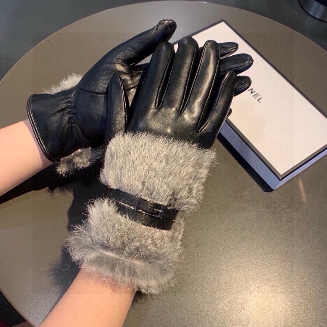 CHANEL - Fur gloves