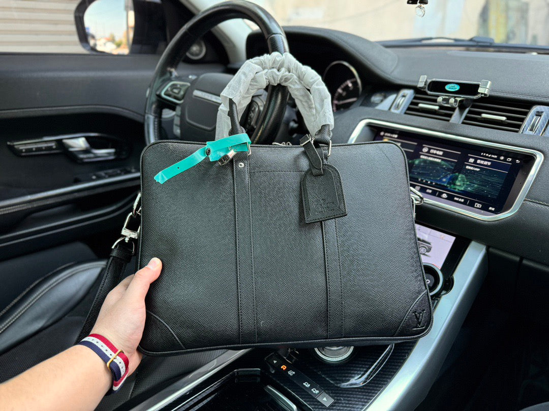 LOUIS VUITTON- Men’s laptop bag