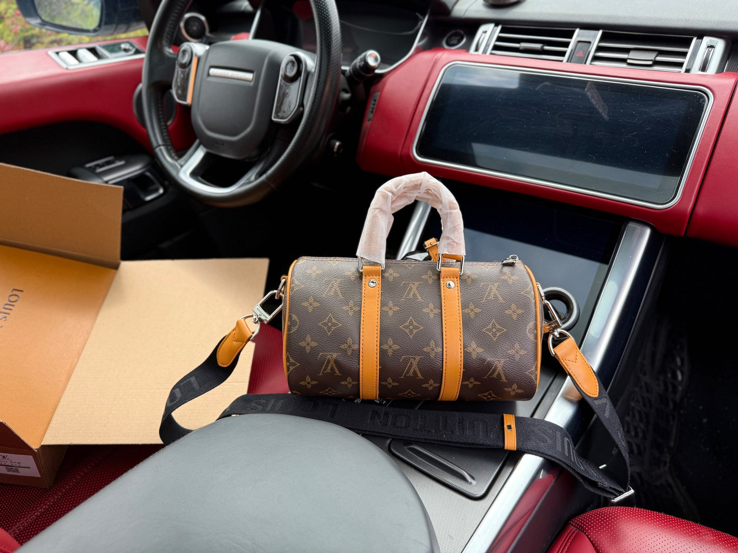 LOUIS VUITTON- Bandouiliere 25