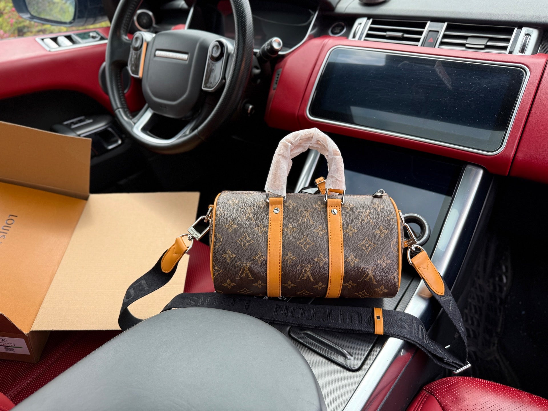 LOUIS VUITTON- Bandouiliere 25