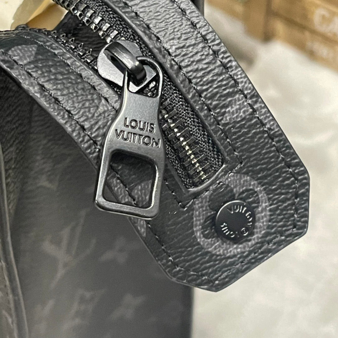 LOUIS VUITTON- Men’s Horrizontal zippe bag