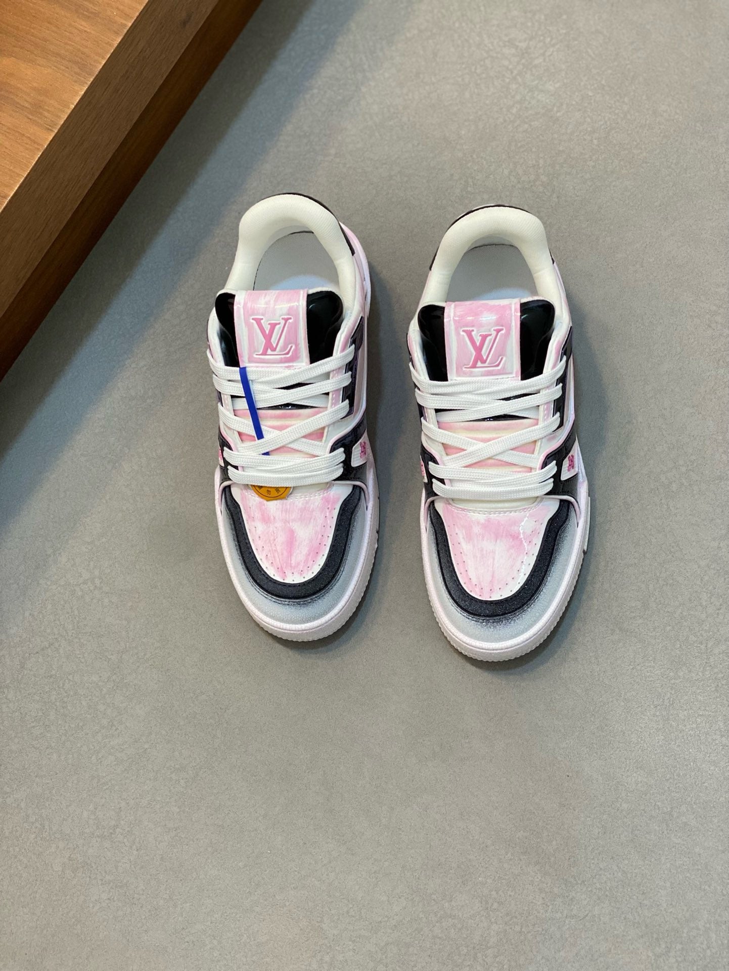 LOUIS VUITTON- Unisex sneakers