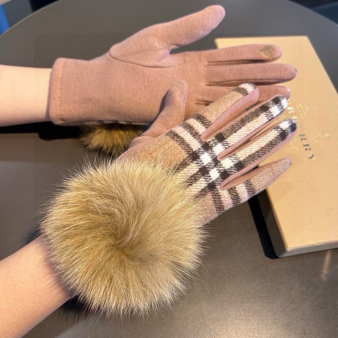 BURBERRY - Fur gloves