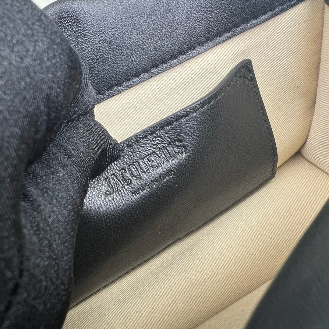 JACQUEMUS - La Petite Pochette Rond Carré clutch