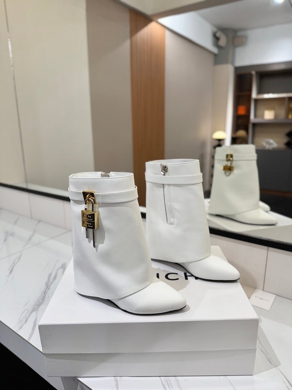 GIVENCHY - Shark lock boots