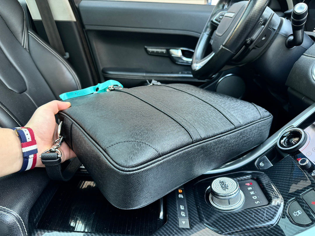 LOUIS VUITTON- Men’s laptop bag