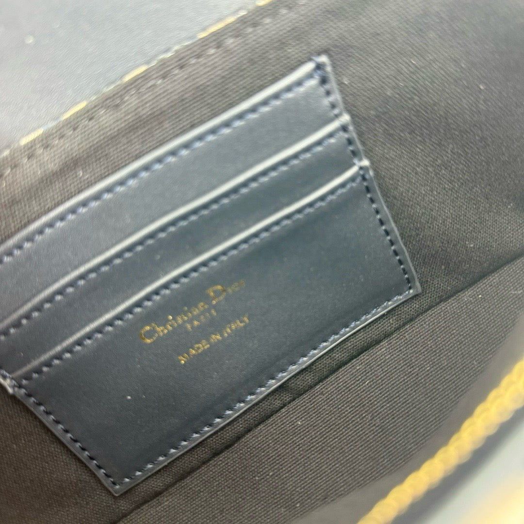 DIOR - 30 montaigne avenue east-west