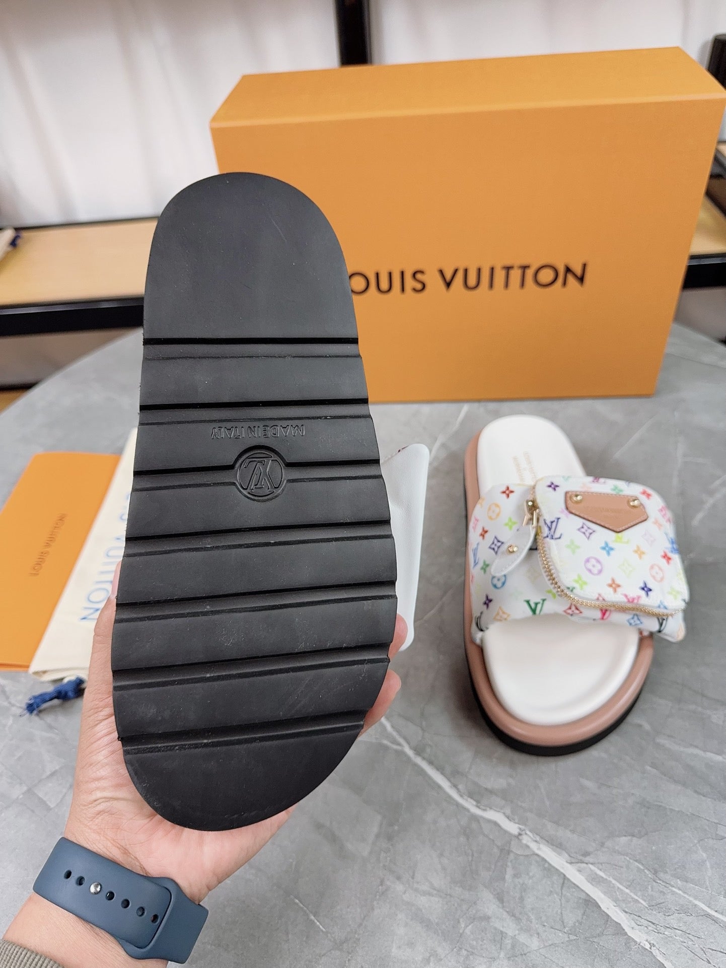 LOUIS VUITTON- pillow flat mule