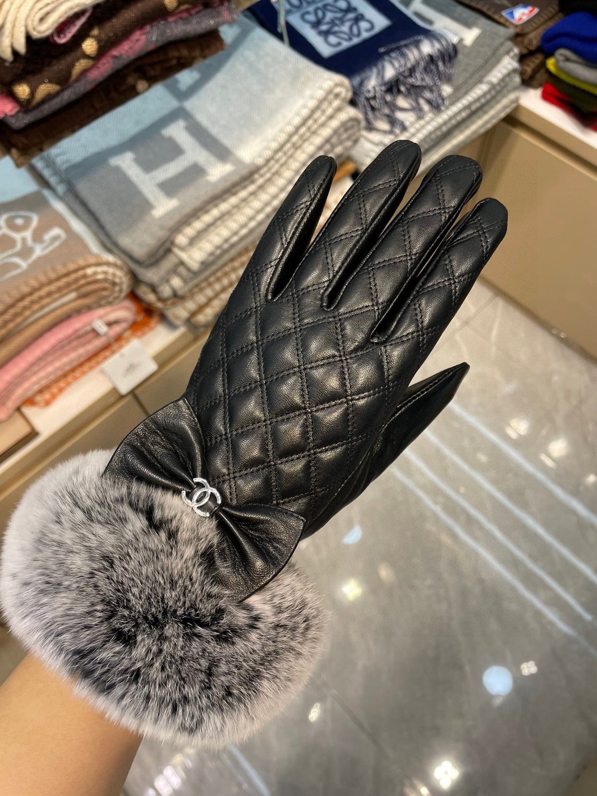 CHANEL - Fur gloves