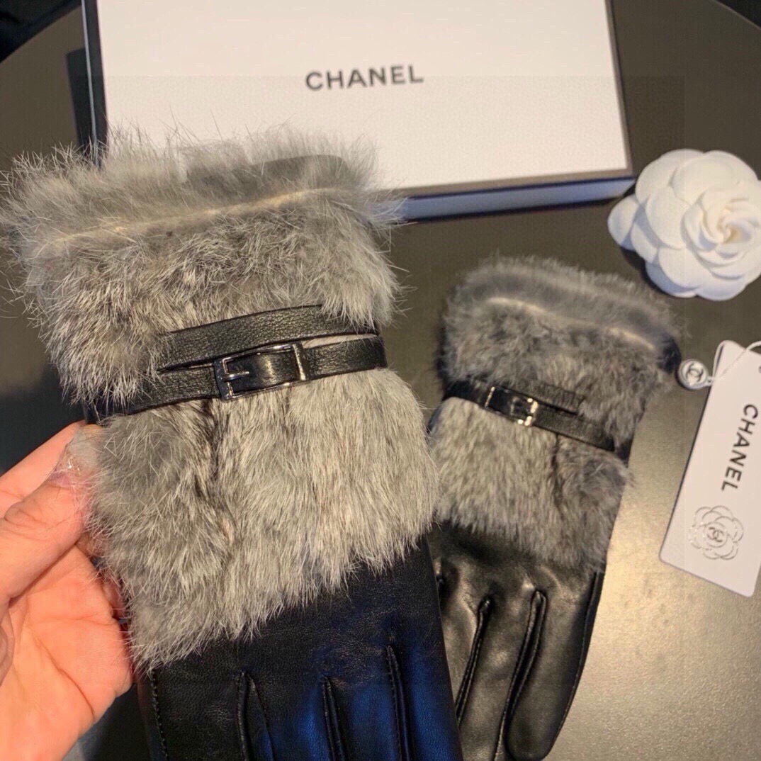 CHANEL - Fur gloves