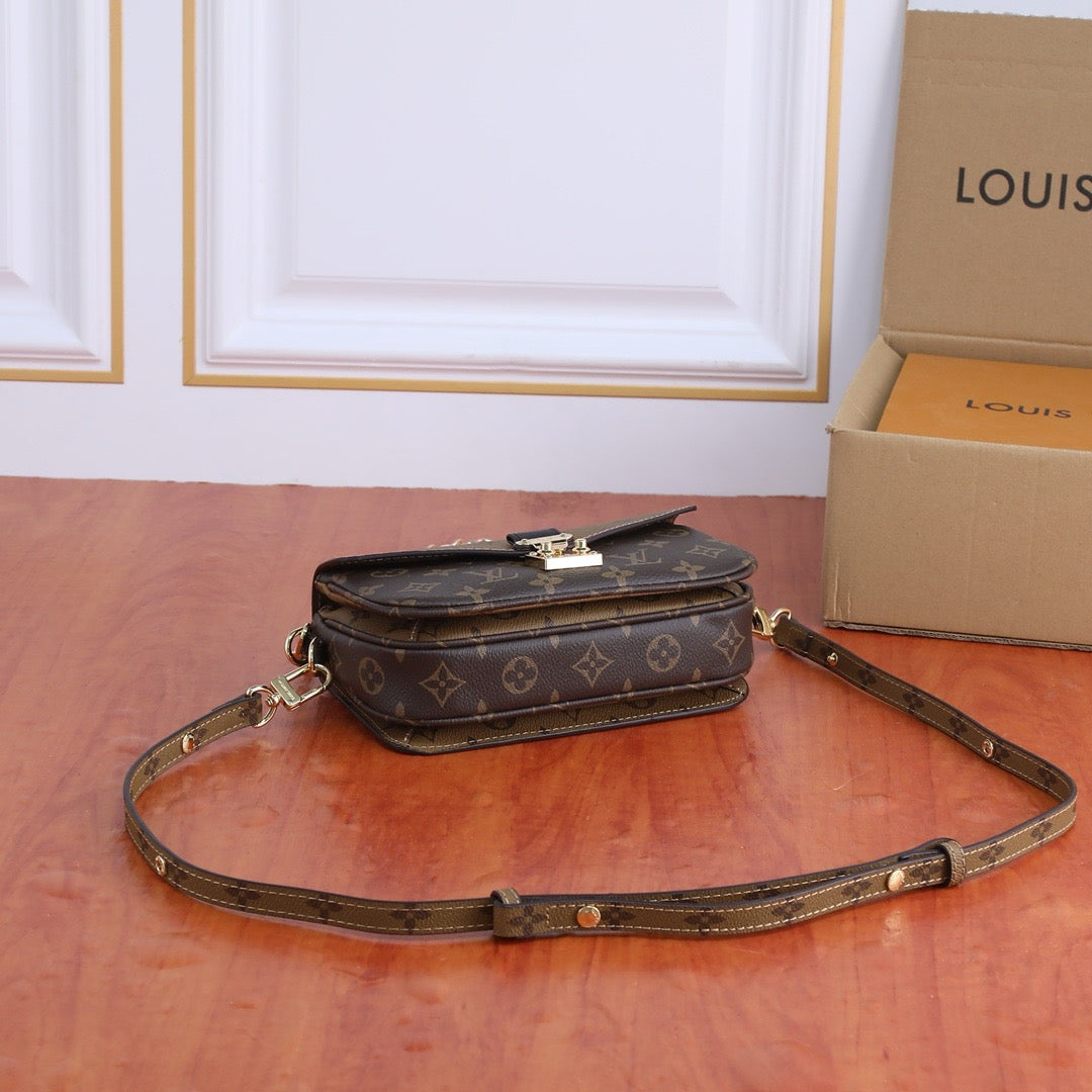 LOUIS VITTON - Flap Bag in Brown Monogram