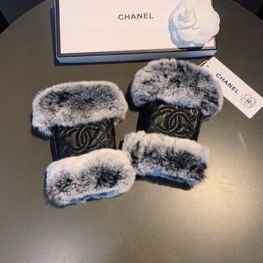 CHANEL - Fur gloves