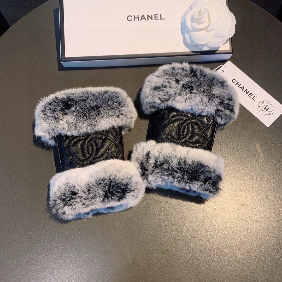 CHANEL - Fur gloves