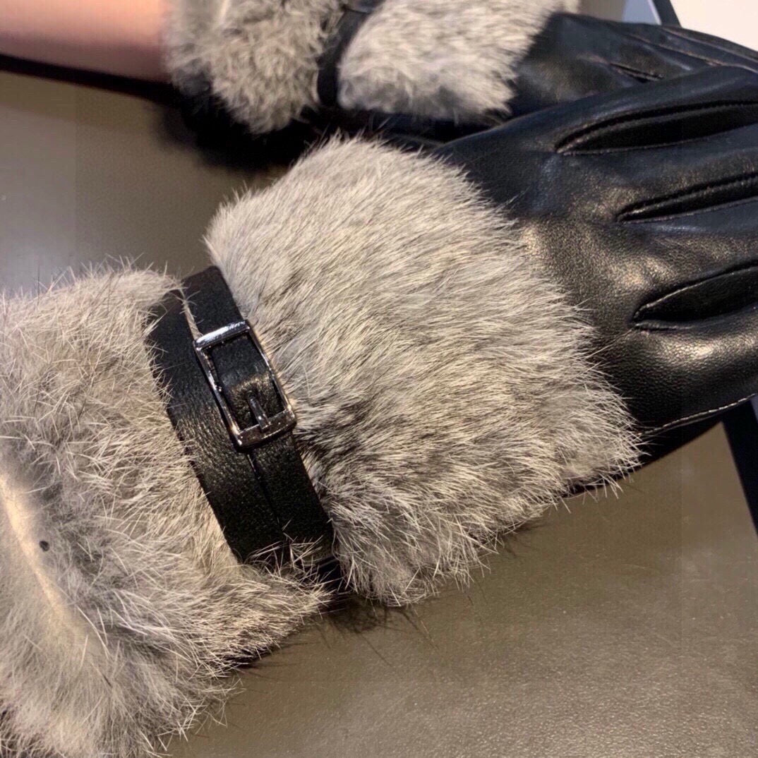 CHANEL - Fur gloves