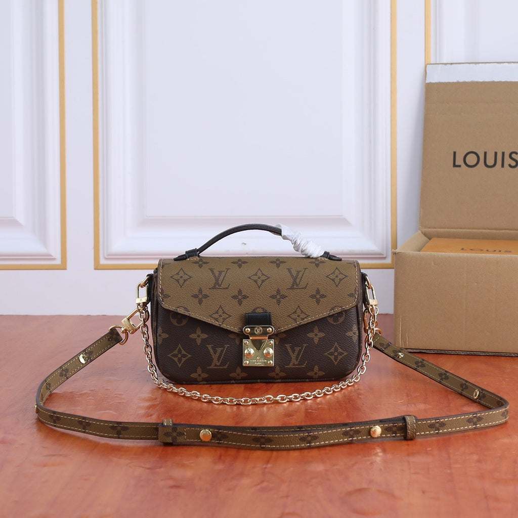 LOUIS VITTON - Flap Bag in Brown Monogram
