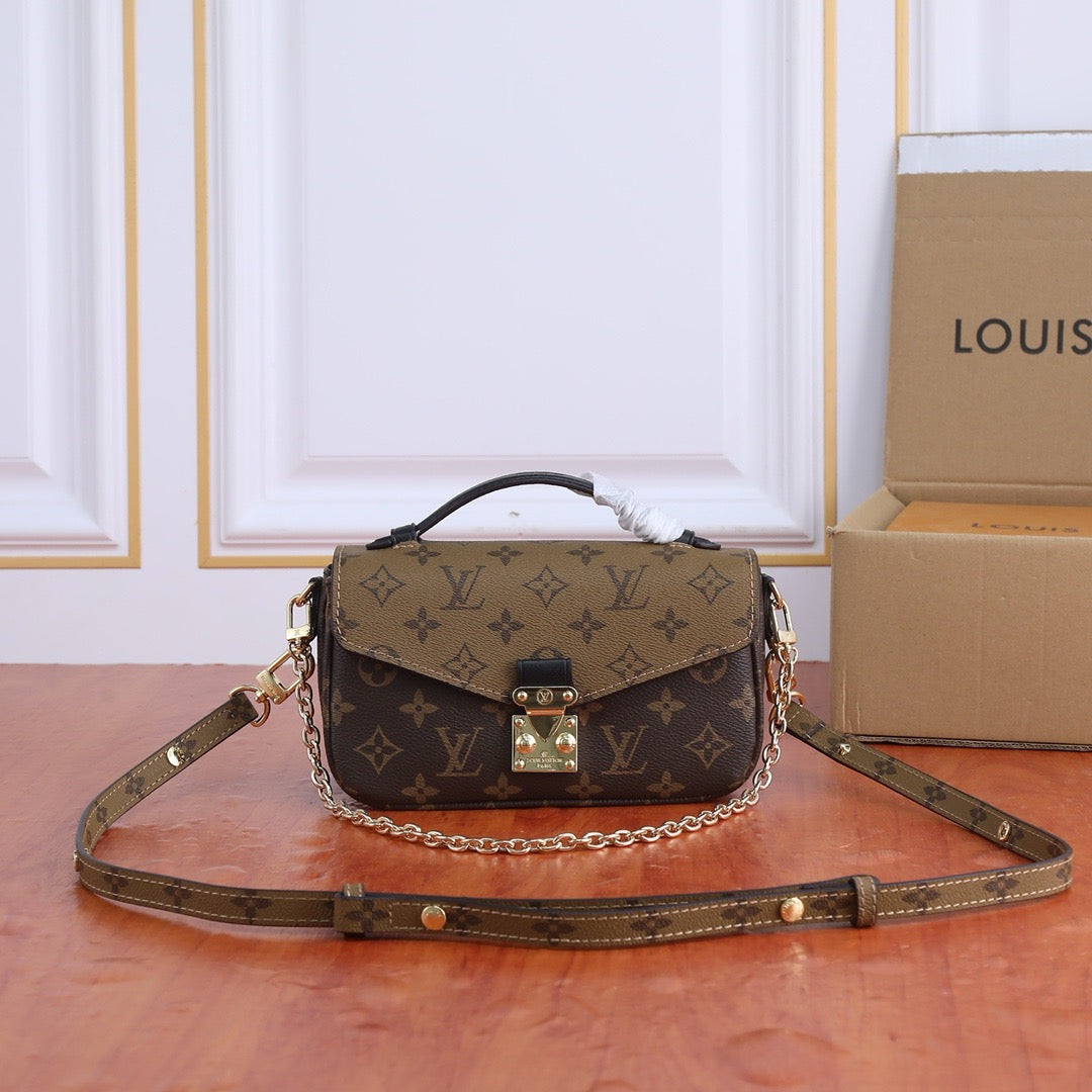 LOUIS VITTON - Flap Bag in Brown Monogram