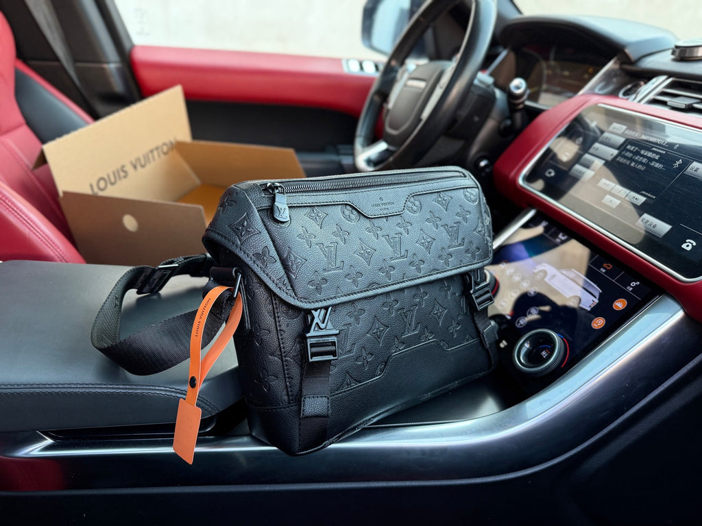 LOUIS VUITTON- Men’s Messenger voyager bag
