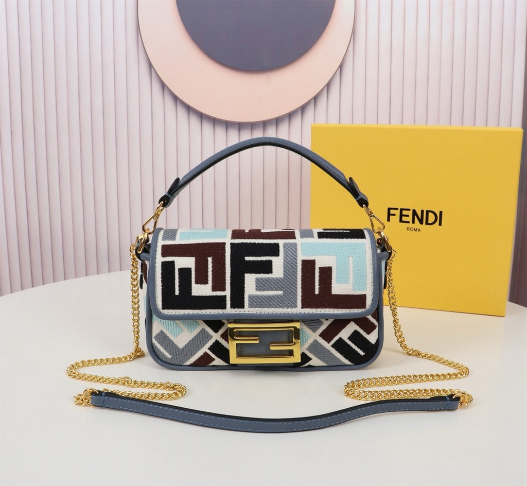FENDI - Baguette patent leather handbag