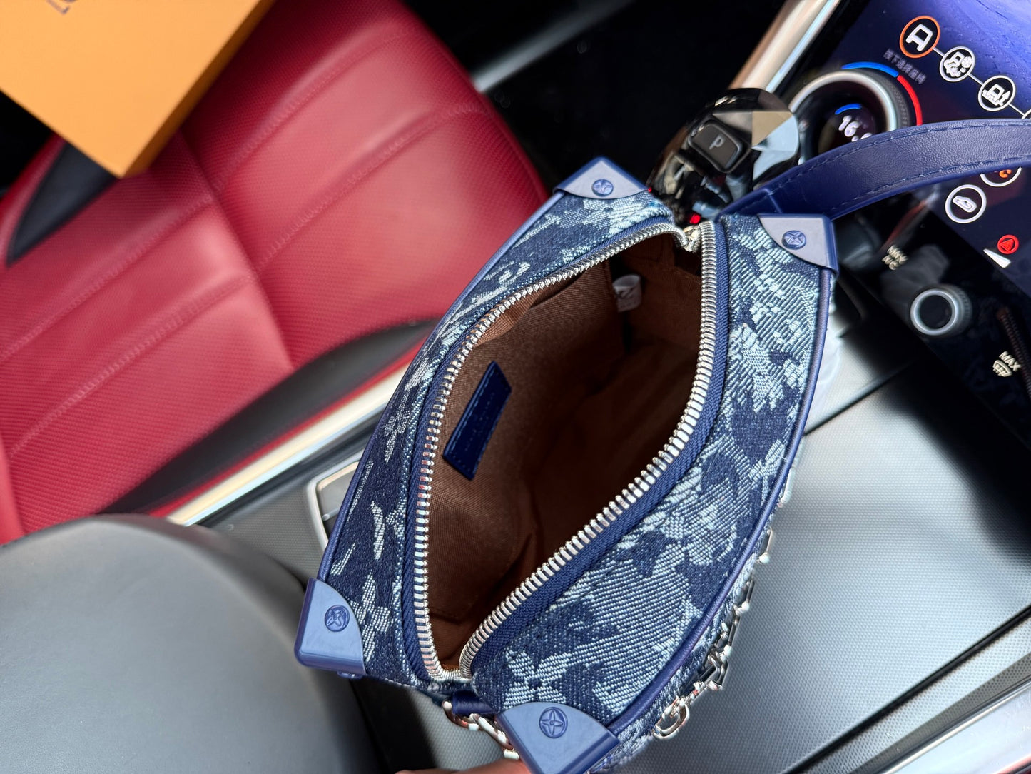 LOUIS VUITTON- Soft trunk men’s bag