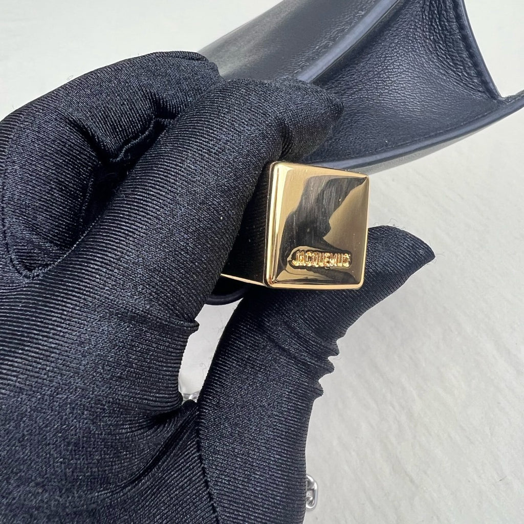 JACQUEMUS - La Petite Pochette Rond Carré clutch