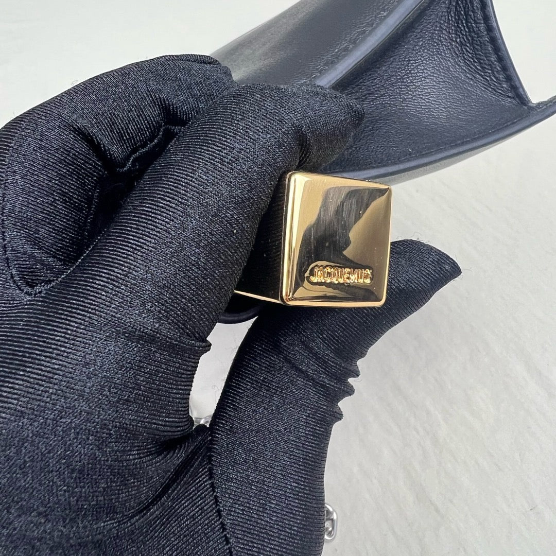 JACQUEMUS - La Petite Pochette Rond Carré clutch