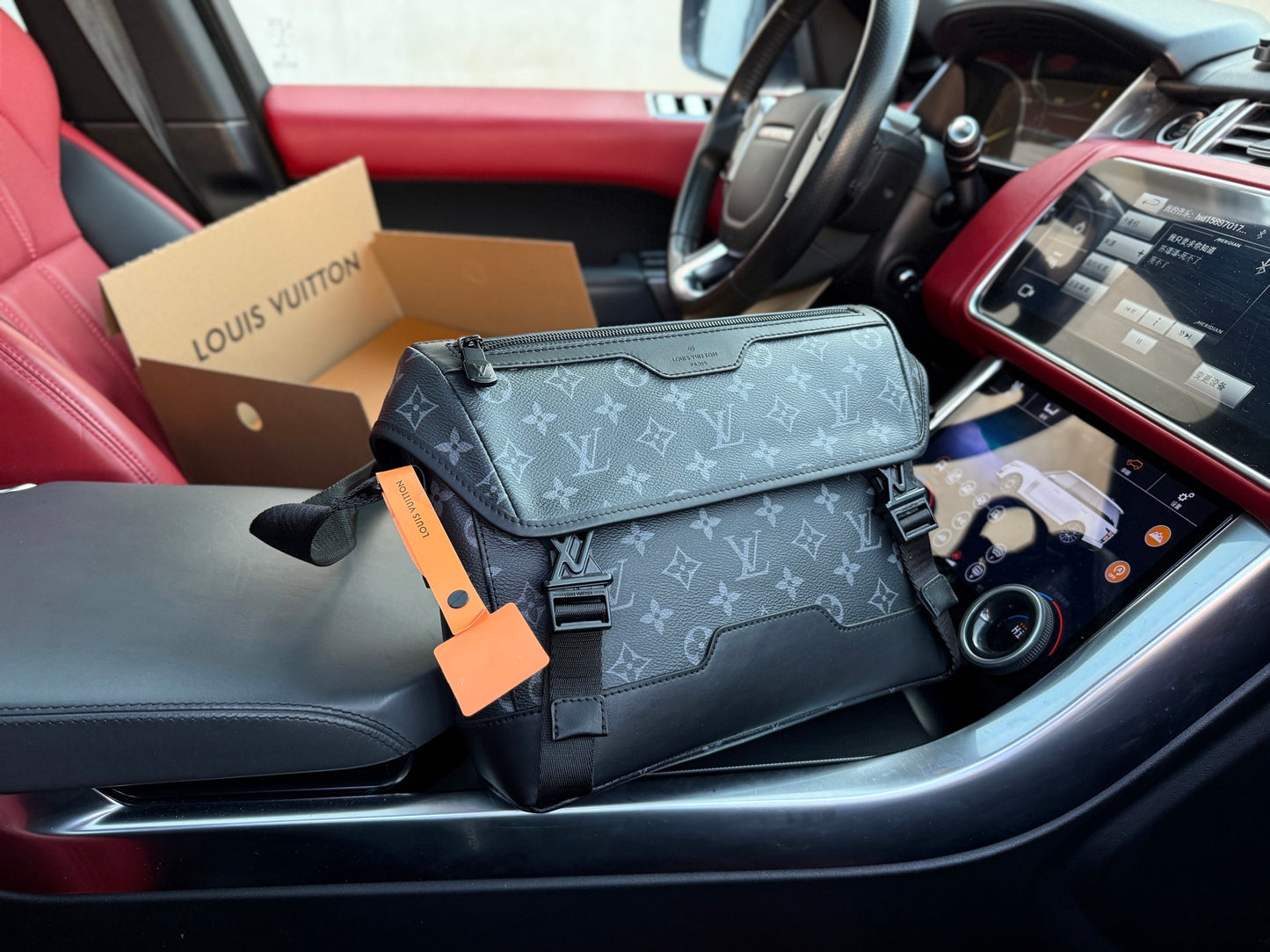 LOUIS VUITTON- Men’s Messenger voyager bag