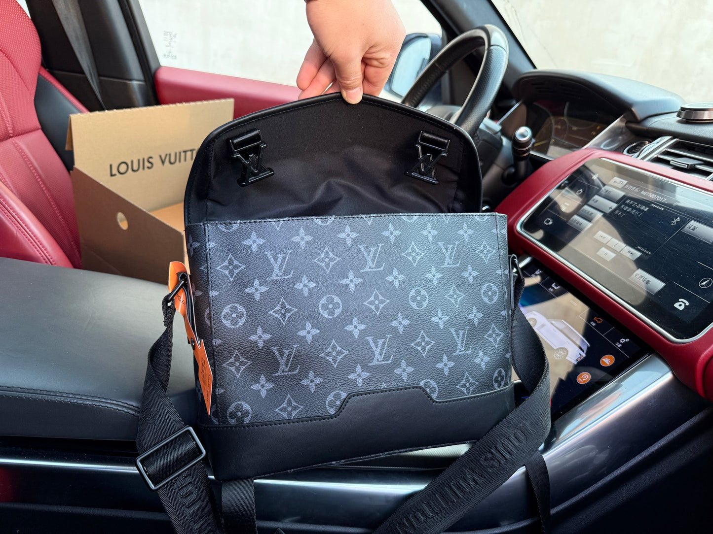 LOUIS VUITTON- Men’s Messenger voyager bag