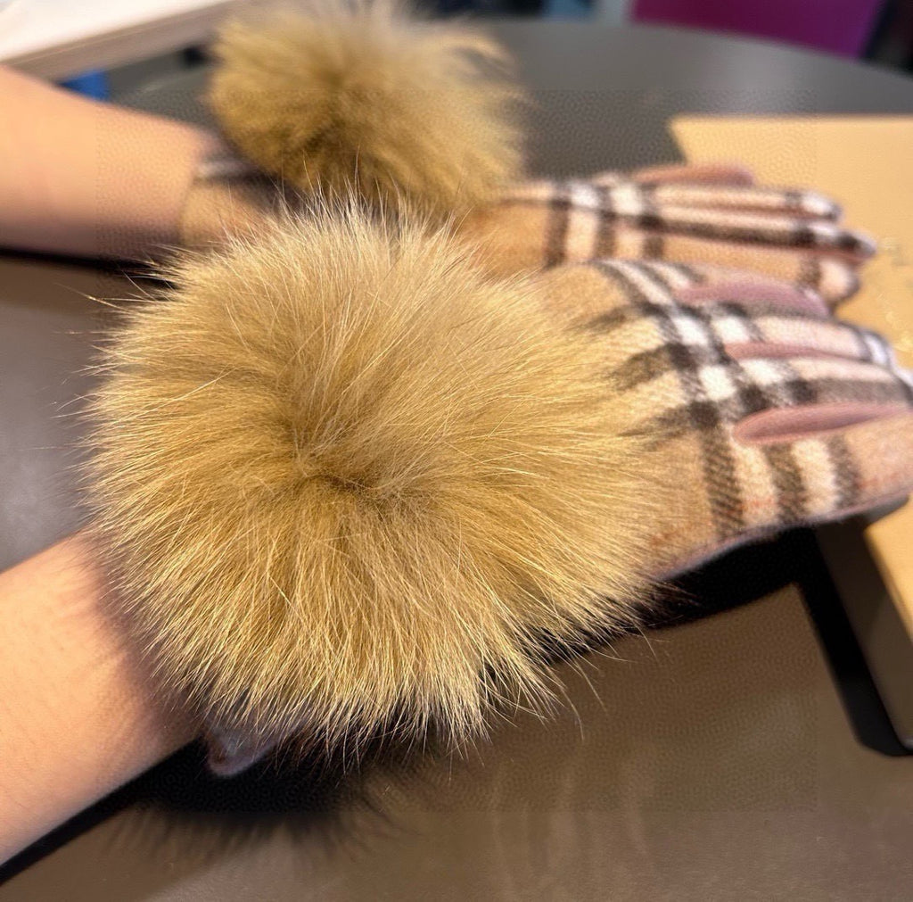 BURBERRY - Fur gloves