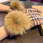 BURBERRY - Fur gloves