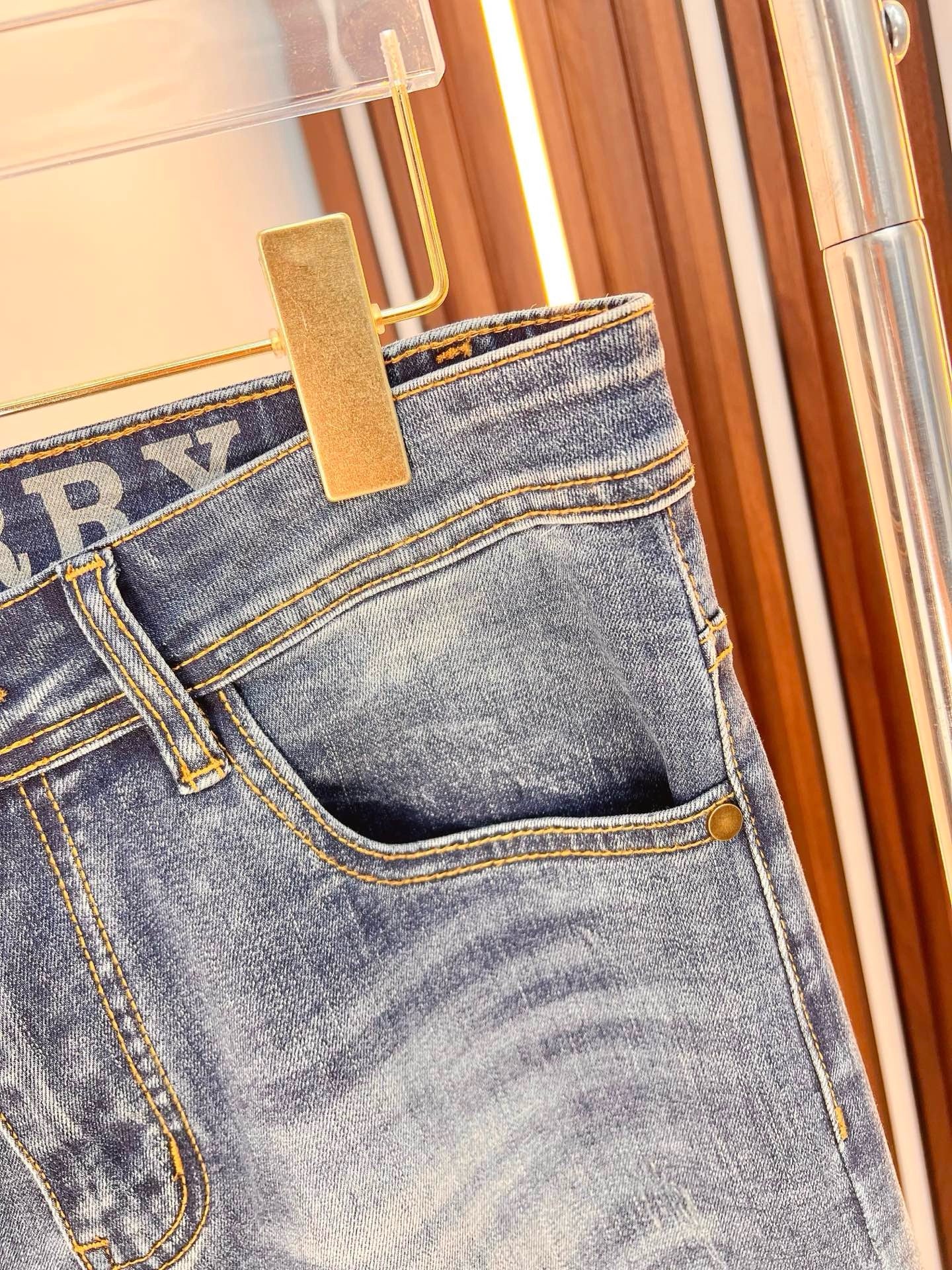 BURBERRY - Jeans