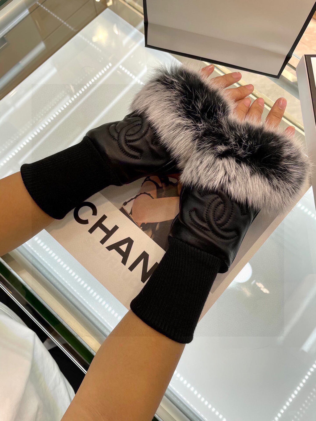 CHANEL - Fur gloves