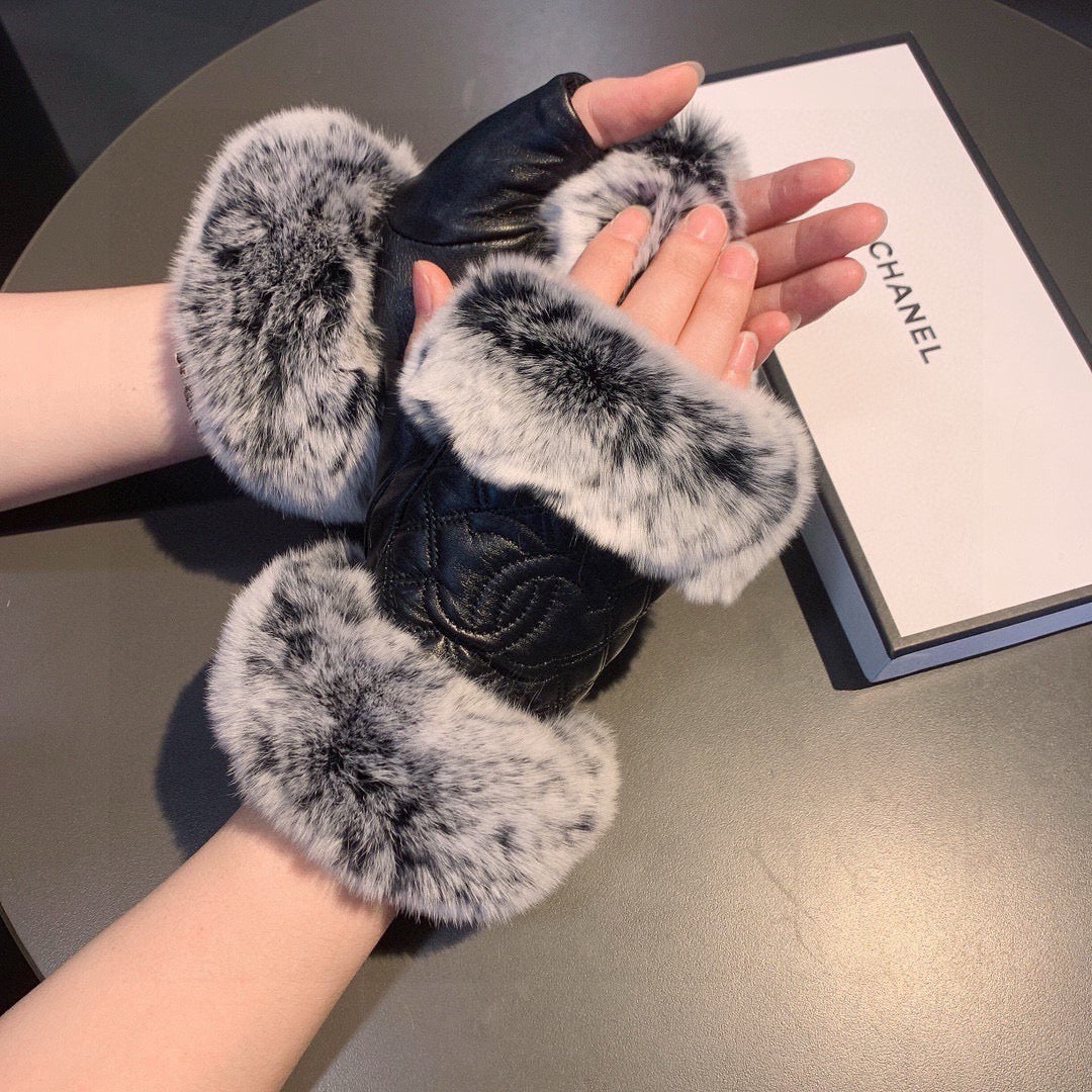 CHANEL - Fur gloves